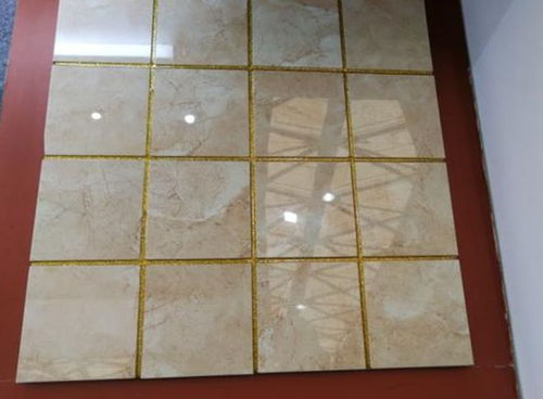 老婆堅持要把瓷磚美縫弄成金色的,一開始覺得她傻,完工我閉嘴了